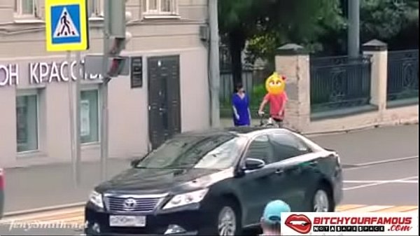 Naked Chick in Public!!!