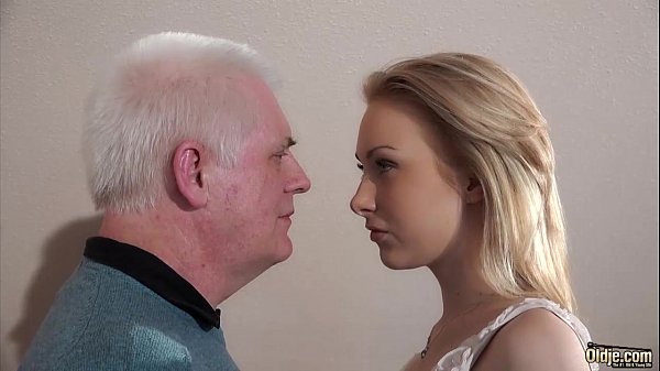 Old recruiter fuck young girl at an interview