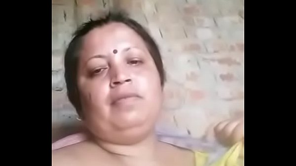 desi aunty showing big boobs