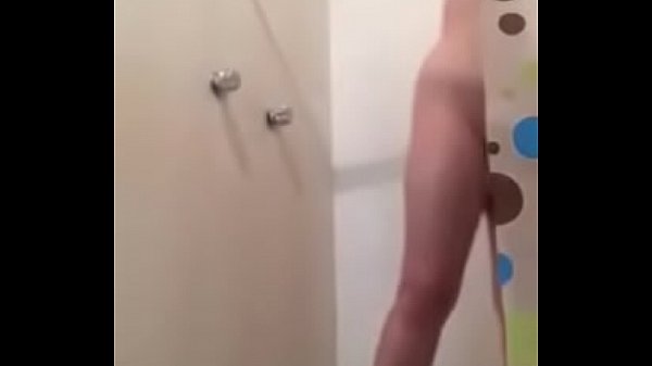 Ella tocandose en la ducha Parte 1