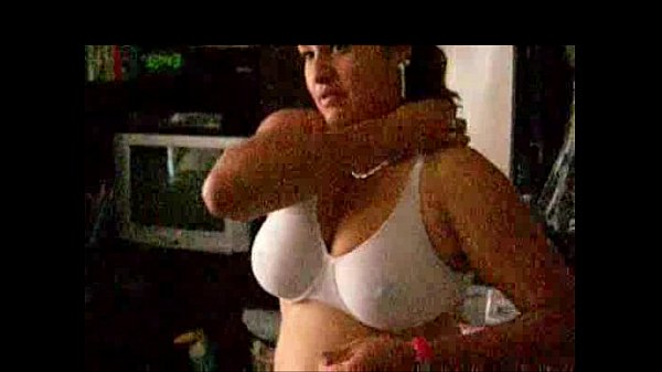 karishma big boobs aunty wearing bra tight nipp…